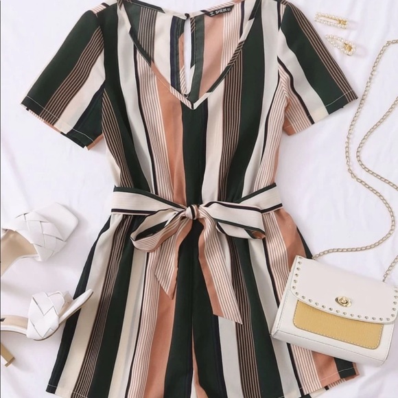 Keyhole back self belt striped romper